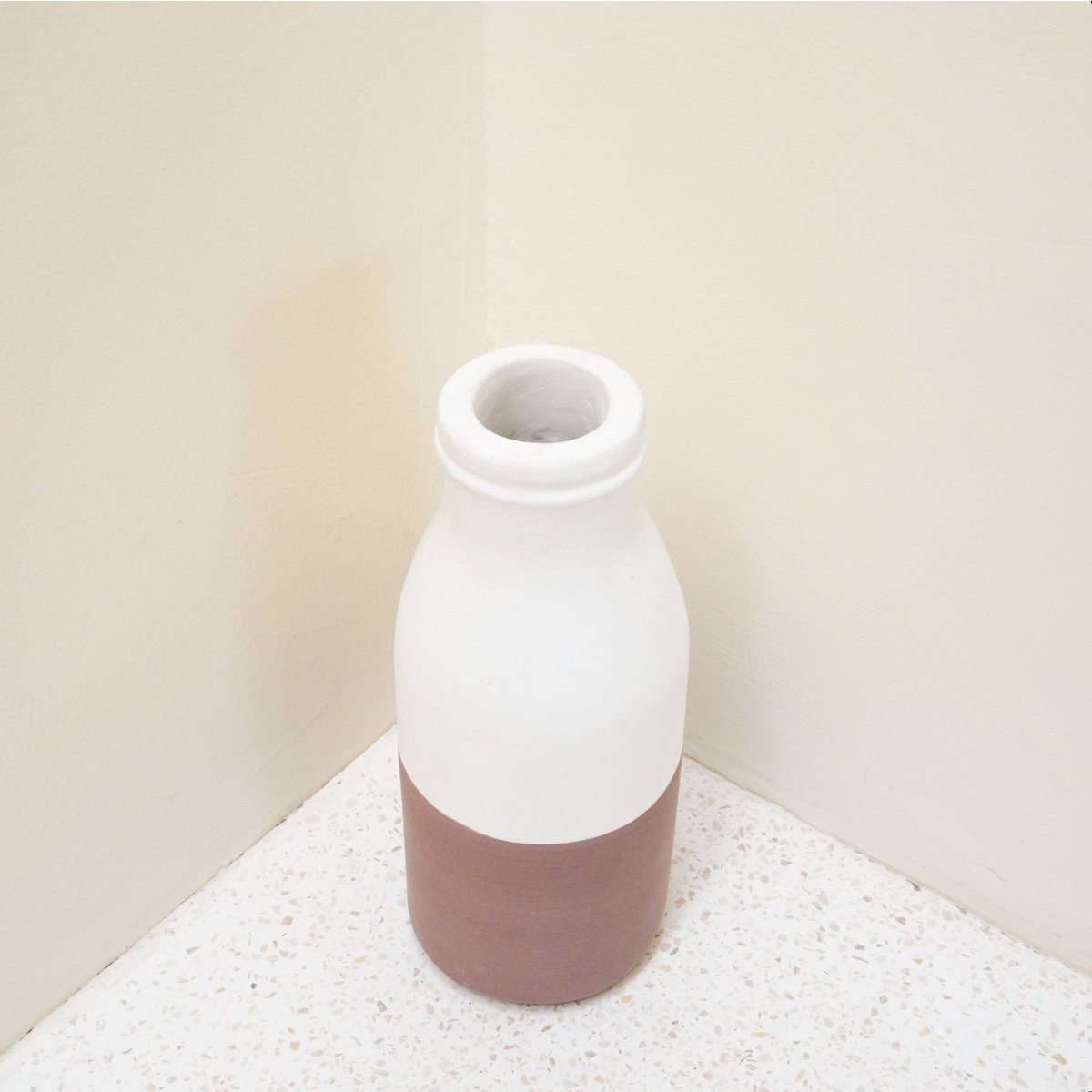 Vase blanc marron petit vase décoratif pour fleurs séchées ou fraîches moulé à la main en argile avec poignée en rotin SITU