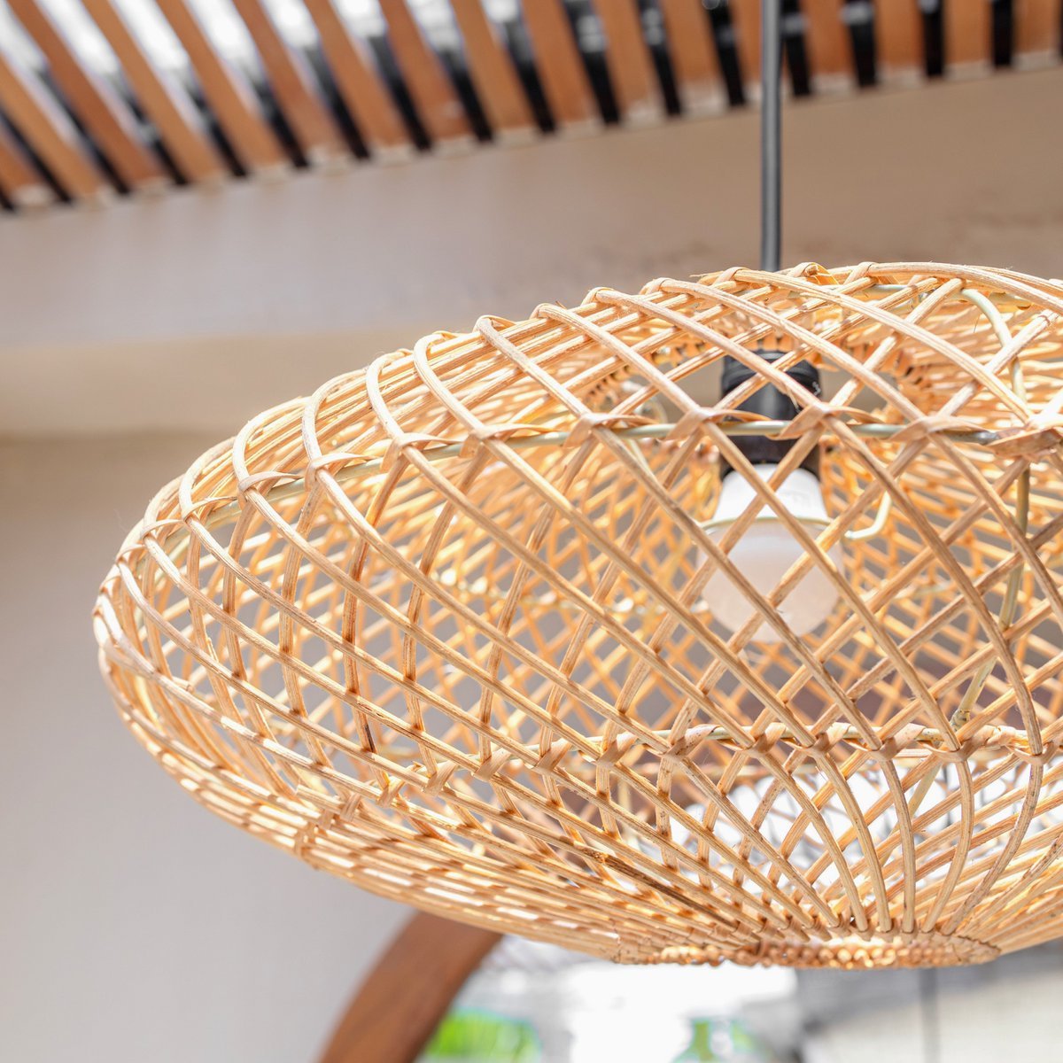 Lampe en rotin abat-jour naturel ARANA plafonnier de forme plate suspension en fibres naturelles