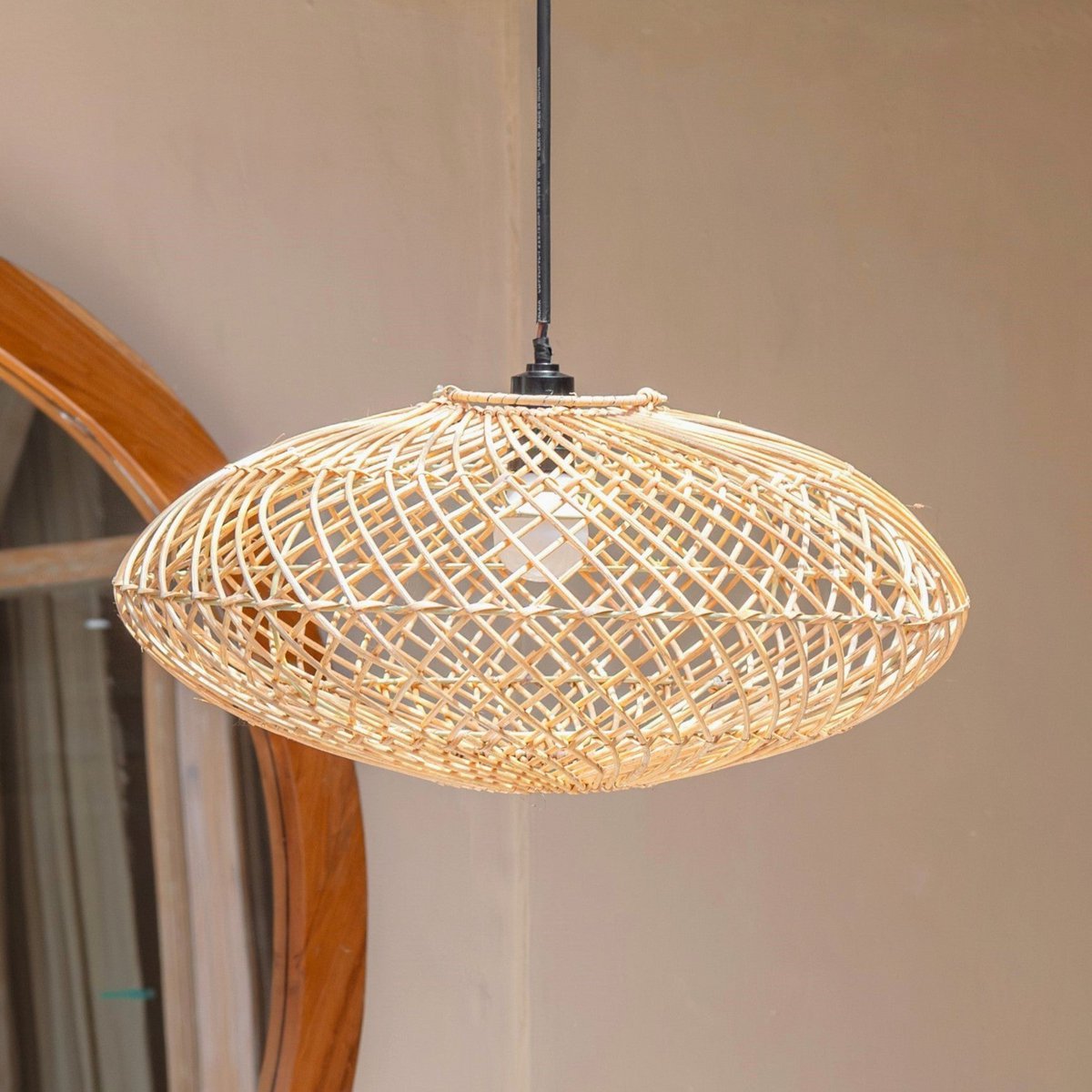 Lampe en rotin abat-jour naturel ARANA plafonnier de forme plate suspension en fibres naturelles