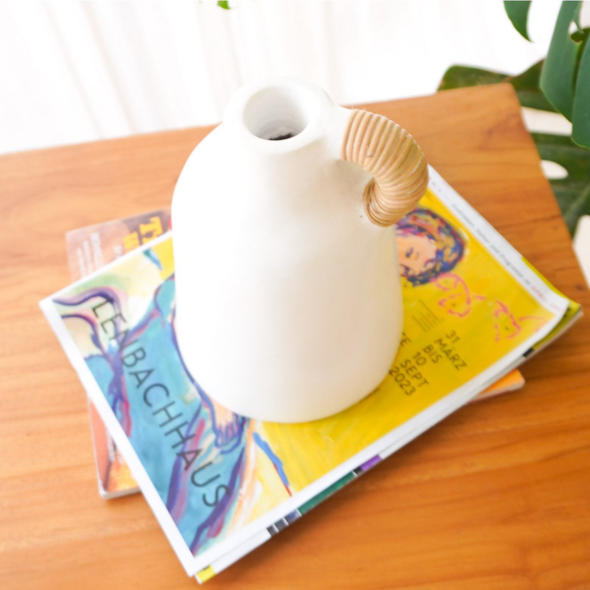 Vase blanc petit vase décoratif pour fleurs séchées ou fraîches coulé à la main en argile avec poignée en rotin SANA