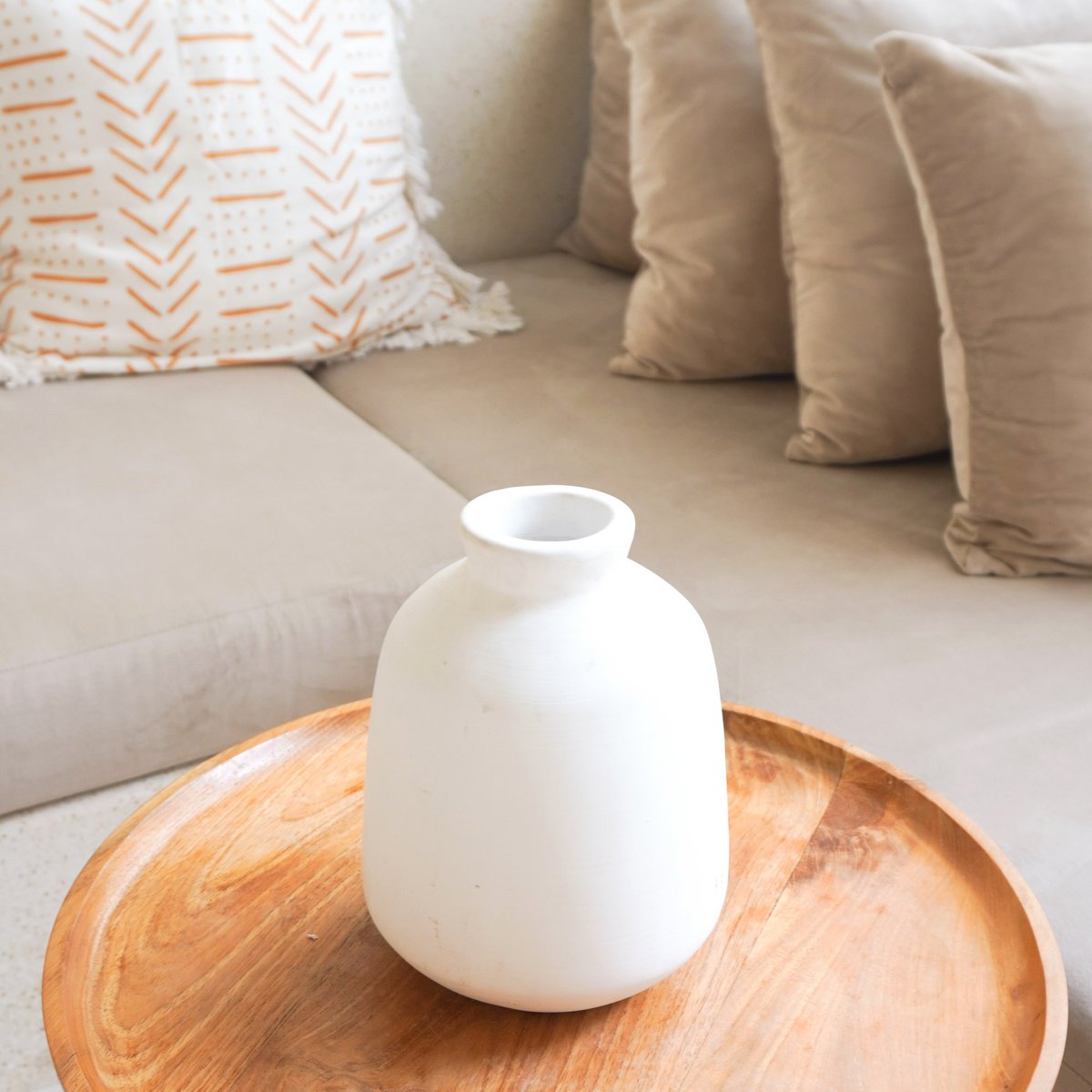 Vase blanc petit vase décoratif rond pour fleurs séchées ou fraîches coulé à la main en argile avec BAWA