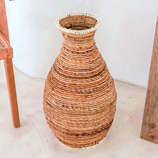 Vase Boho tissé TUMBAK en fibre de banane et raphia