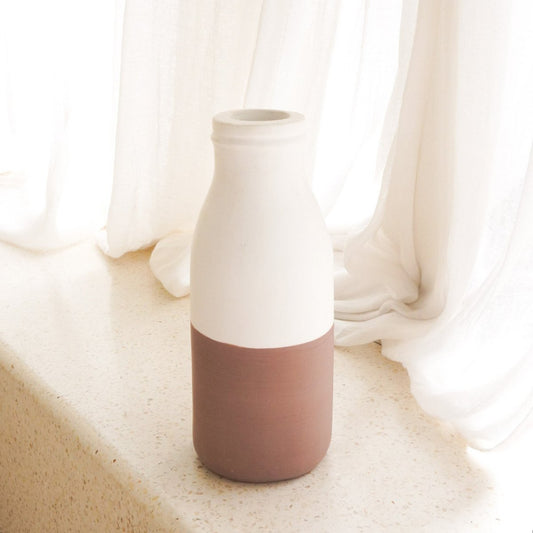 Vase blanc marron petit vase décoratif pour fleurs séchées ou fraîches moulé à la main en argile avec poignée en rotin SITU