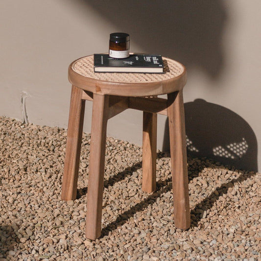 Tabouret en bois CARAMIN en Trembesi avec une surface d'assise en rotin tressé